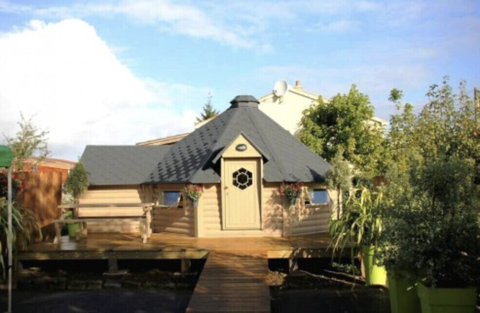 Premium BBQ Hut 16.5 m2 + 1.8m Extension Garden